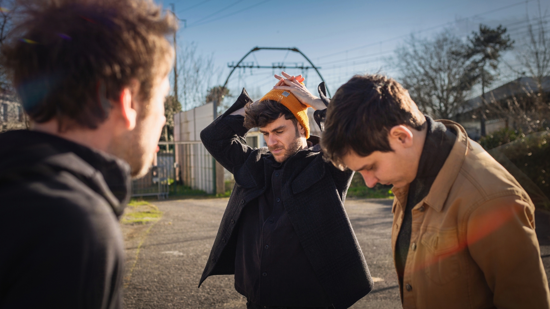 membres du groupe Terland qui se produit pour un concert à Mios : 3 hommes à l'extérieur devant une ligne de chemin de fer