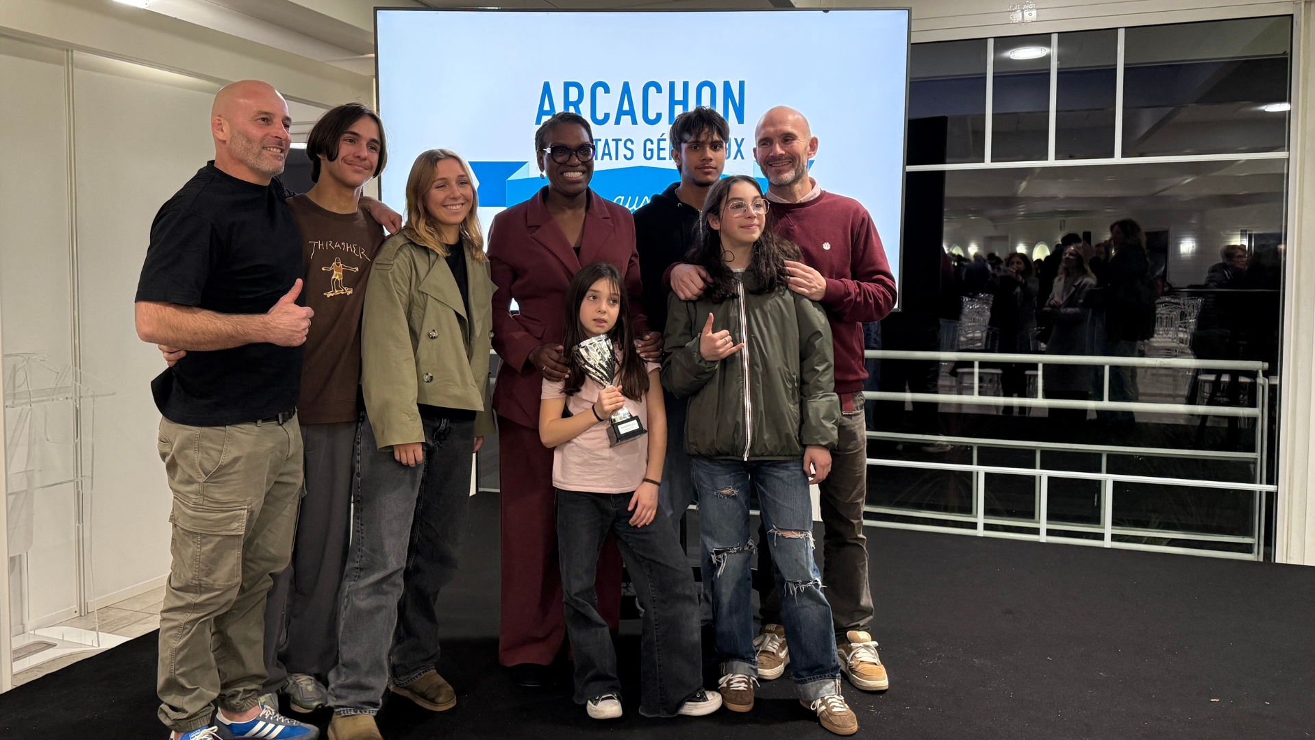 7 personnes sur la scène du tir au vol à arcachon pour les états généreux du sport aux côtés d'emilie andéol championne olympique