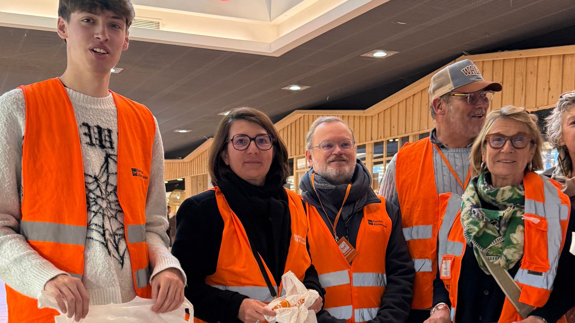 des personnes portant un gilet orange