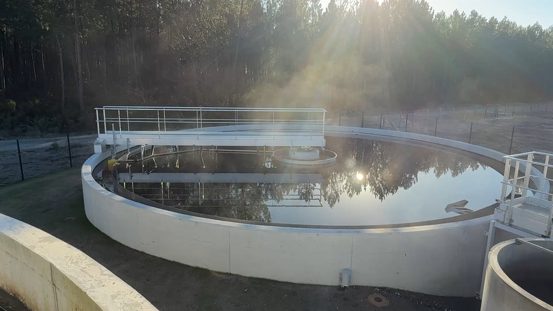 cuve d'eau d'une station d'épuration au lever du soleil