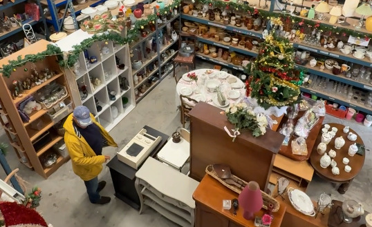 Un hangar avec plein d'objet entreposés