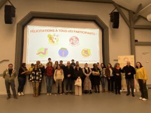 des hommes et des femmes posent en ligne devant un grand ecran