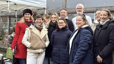 Un groupe de personne en manteau d'hiver