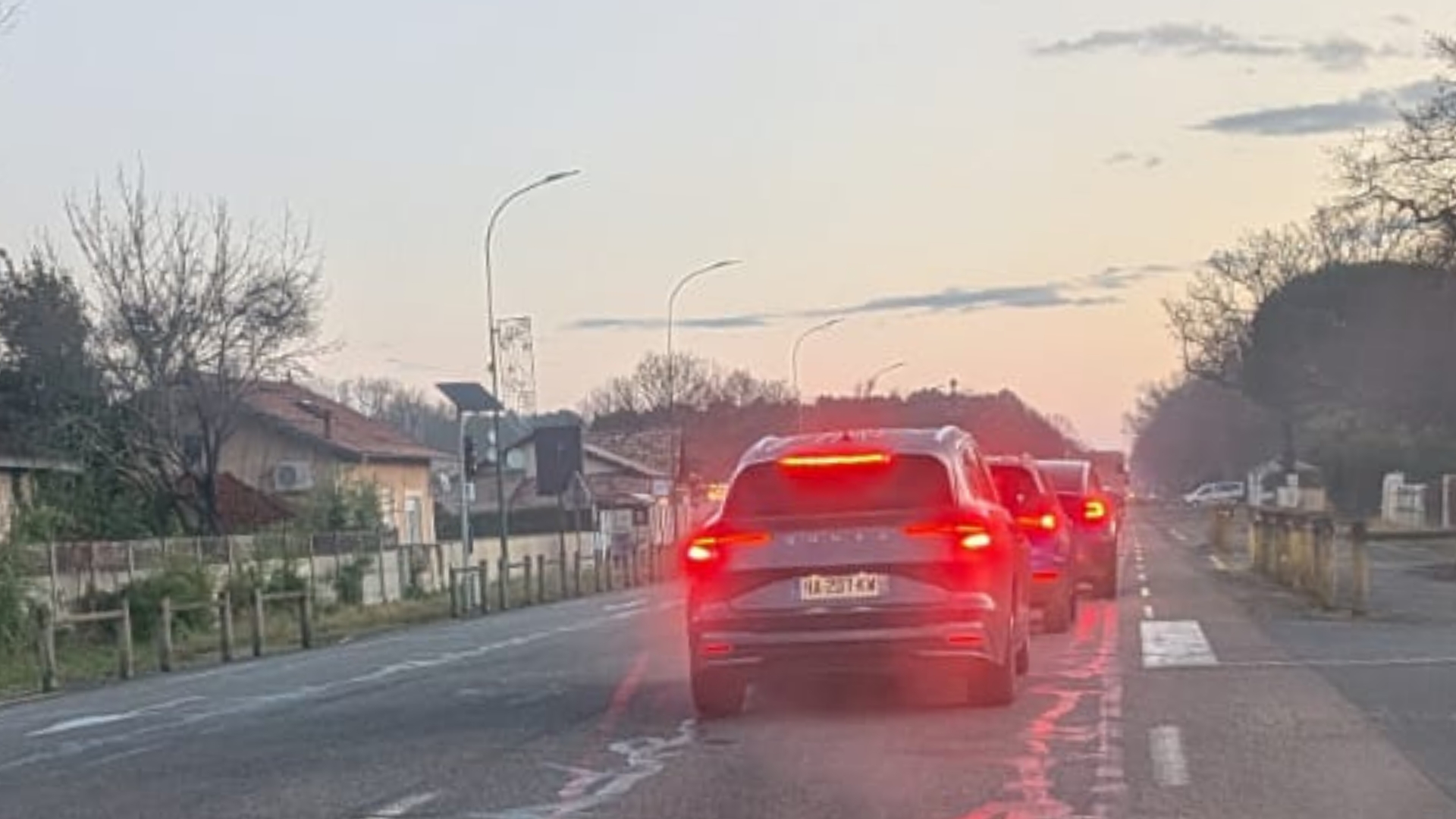 voitures arrêtées dans un bouchon sur la route du Bassin d'Arcachon à Bordeaux au niveau de Marcheprime