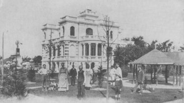 Photo en noir et blanc d'un chateau du 18ème en pierre