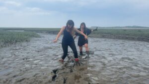deux femmes coincées dans la vase.