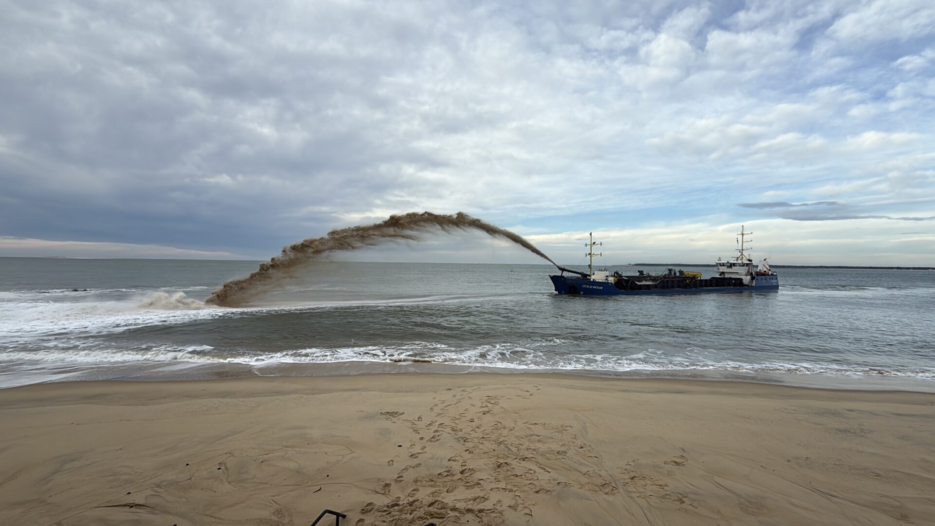 un bateau propulse du sable sur la plage