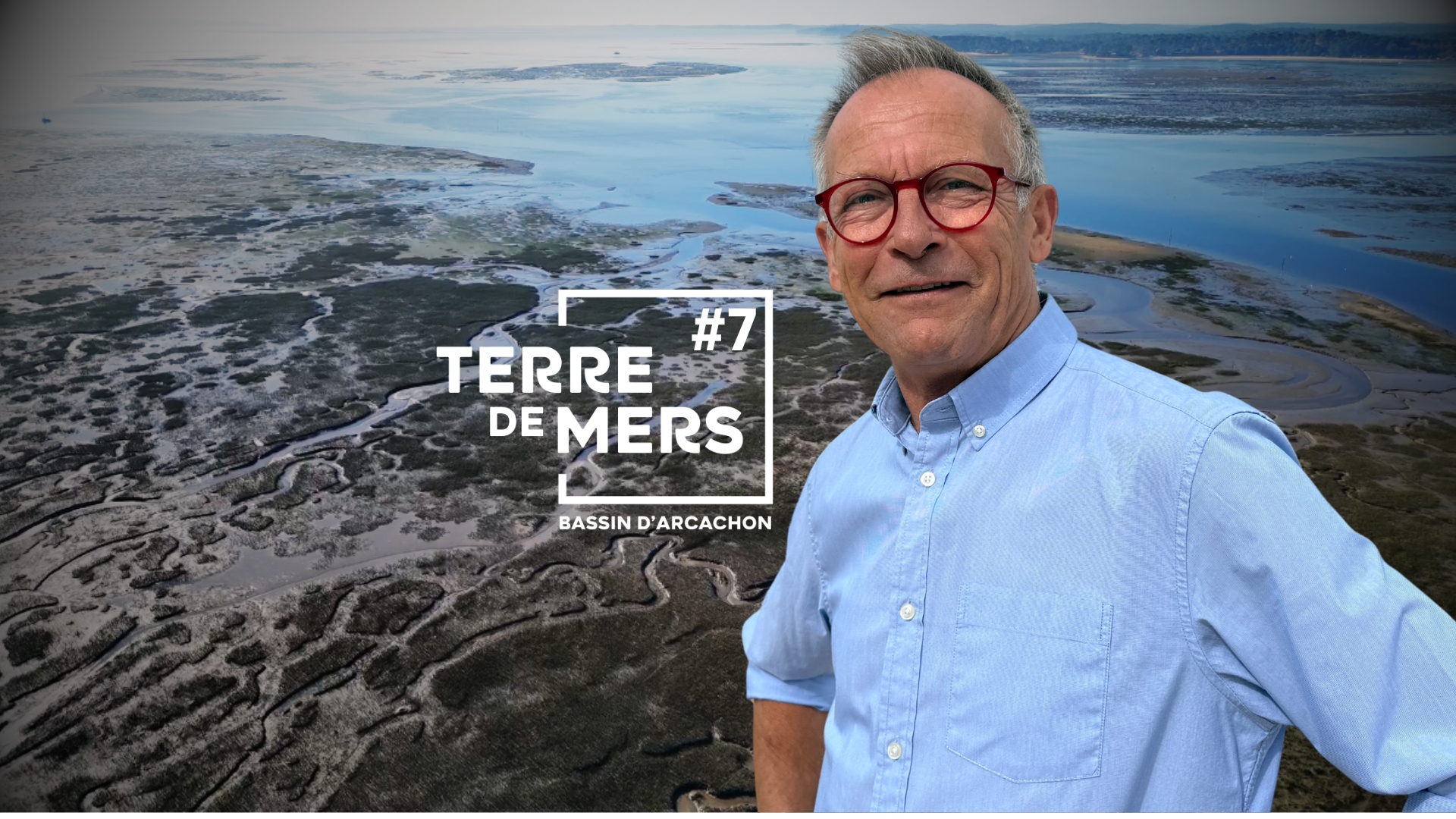 Un homme avec une chemise bleue et des lunette devant une photo vue du ciel des estrans envasés du Bassin d'Arcachon. Devant un logo en blanc "Terre de Mers"