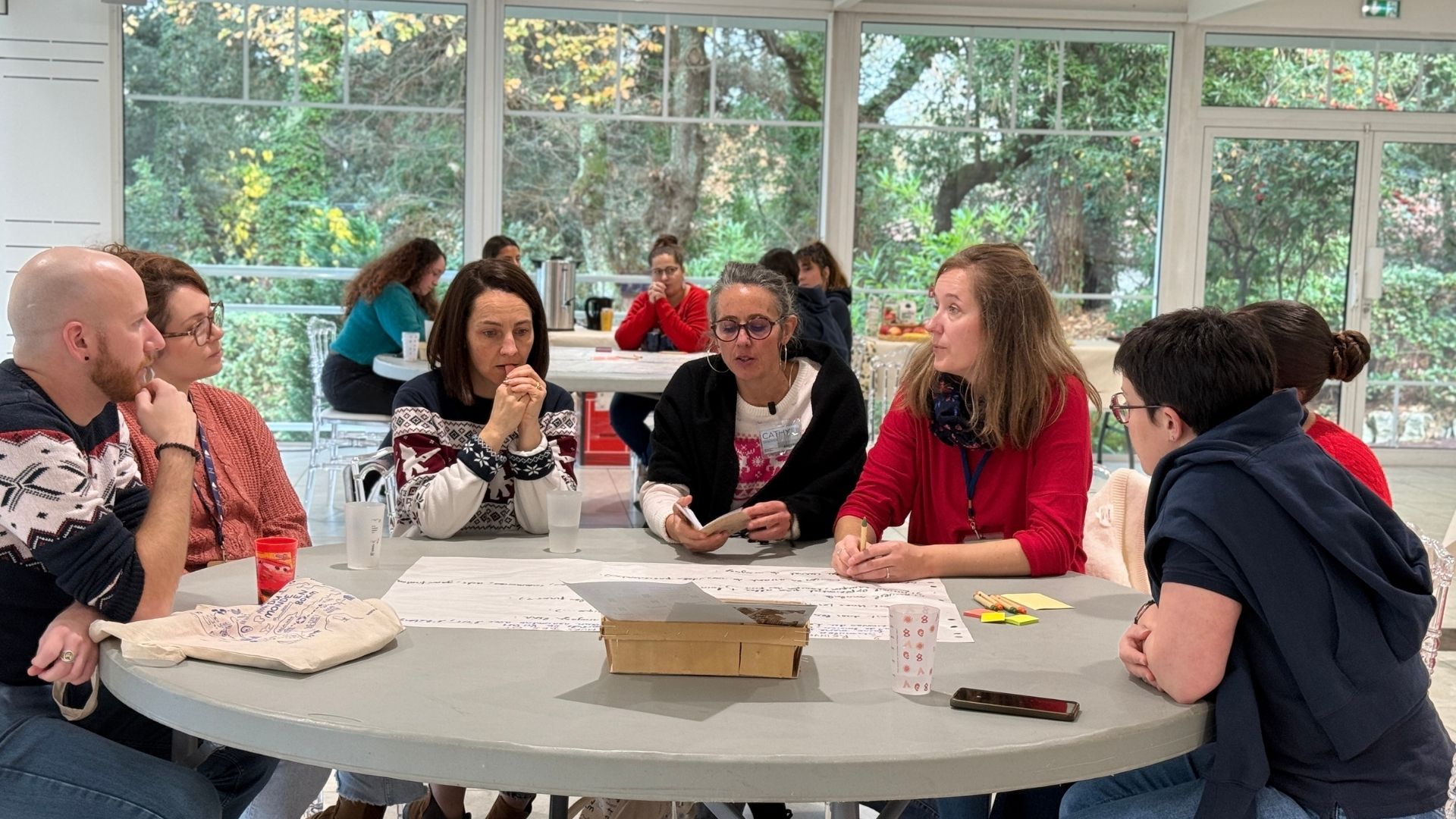 des personnes autour d'une table en train d'échanger