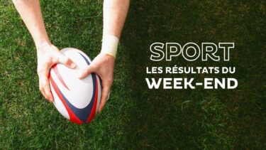 deux mains tiennent un ballon de rugby au dessu d'une pelouse. Texte : sport: les résultats du week-end