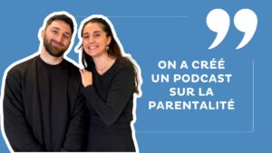 un couple habillés en noir et souriants. Fond bleu avec la mention "on a créé un podcast sur la parentalité"