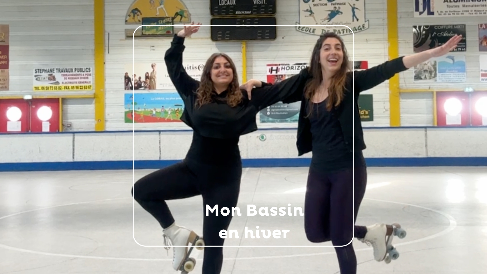 deux jeunes femmes en tenue de sport sombre avec des patins à roulettes aux pieds, au milieu d'une patinoire avec des logo en arrière plan et la mention "gujan-mestras Mon Bassin en hiver"