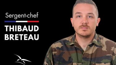 Un homme en vêtement militaire se tient devant un fond noir. Son nom est écit : Sergent-chef Thibaud Breteau