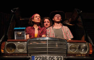 3 personnes dans une voiture dans le noir