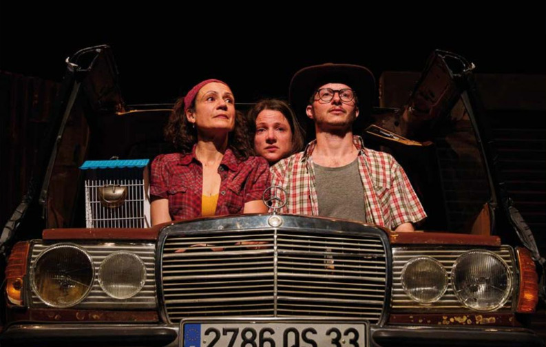 3 personnes dans une voiture dans le noir