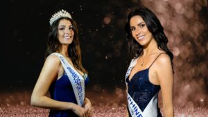 deux jeunes femmes brunes et souriantes en robe de soirée avec des écharpes de miss. La personne à gauche porte un diadème. Fond pailleté et sombre