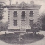 Façade d'un bâtiment de Gujan-Mestras image en noir et blanc