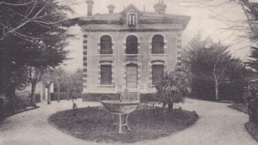 Façade d'un bâtiment de Gujan-Mestras image en noir et blanc