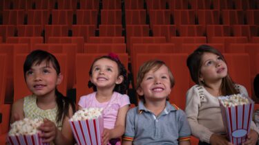 4 enfants de face en train de manger de popcorn