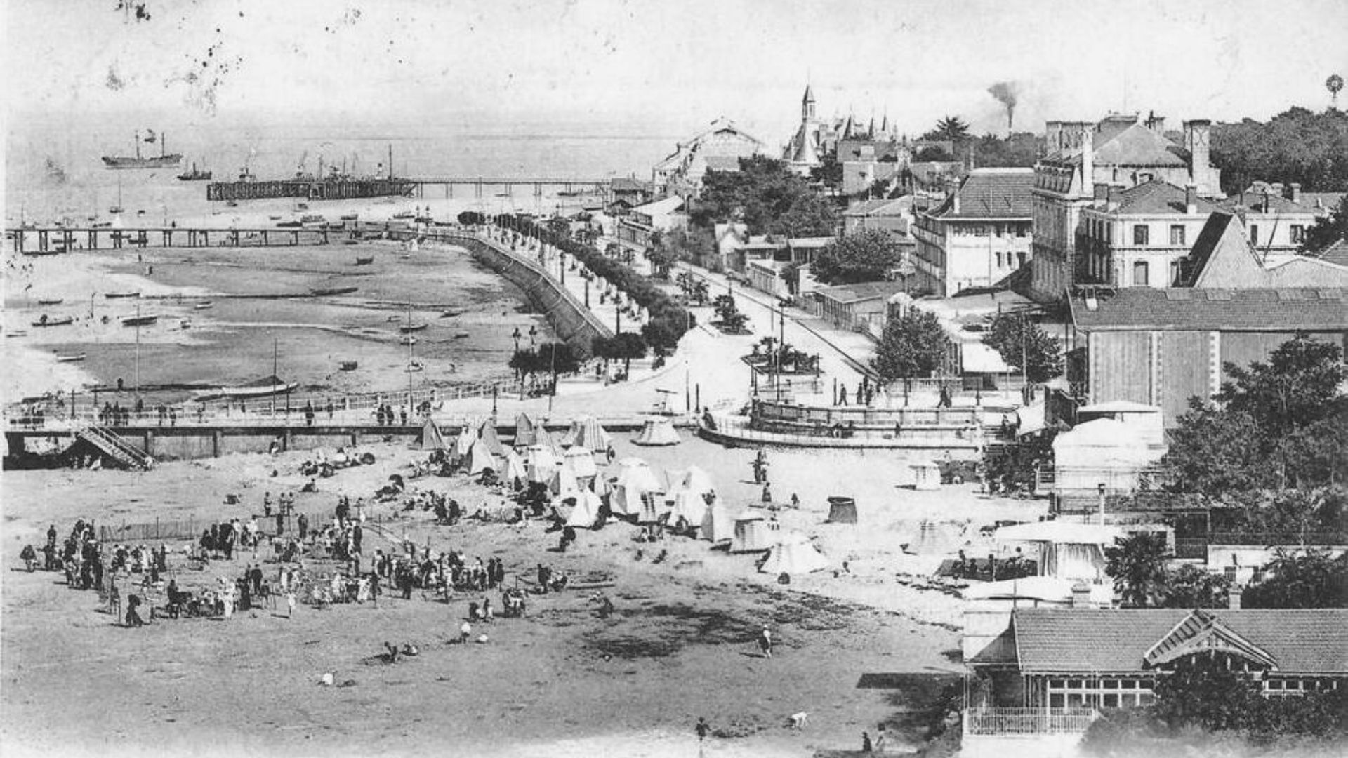 Carte ancienne aerienne du front de mer d'Arcachon : plage et immeuble