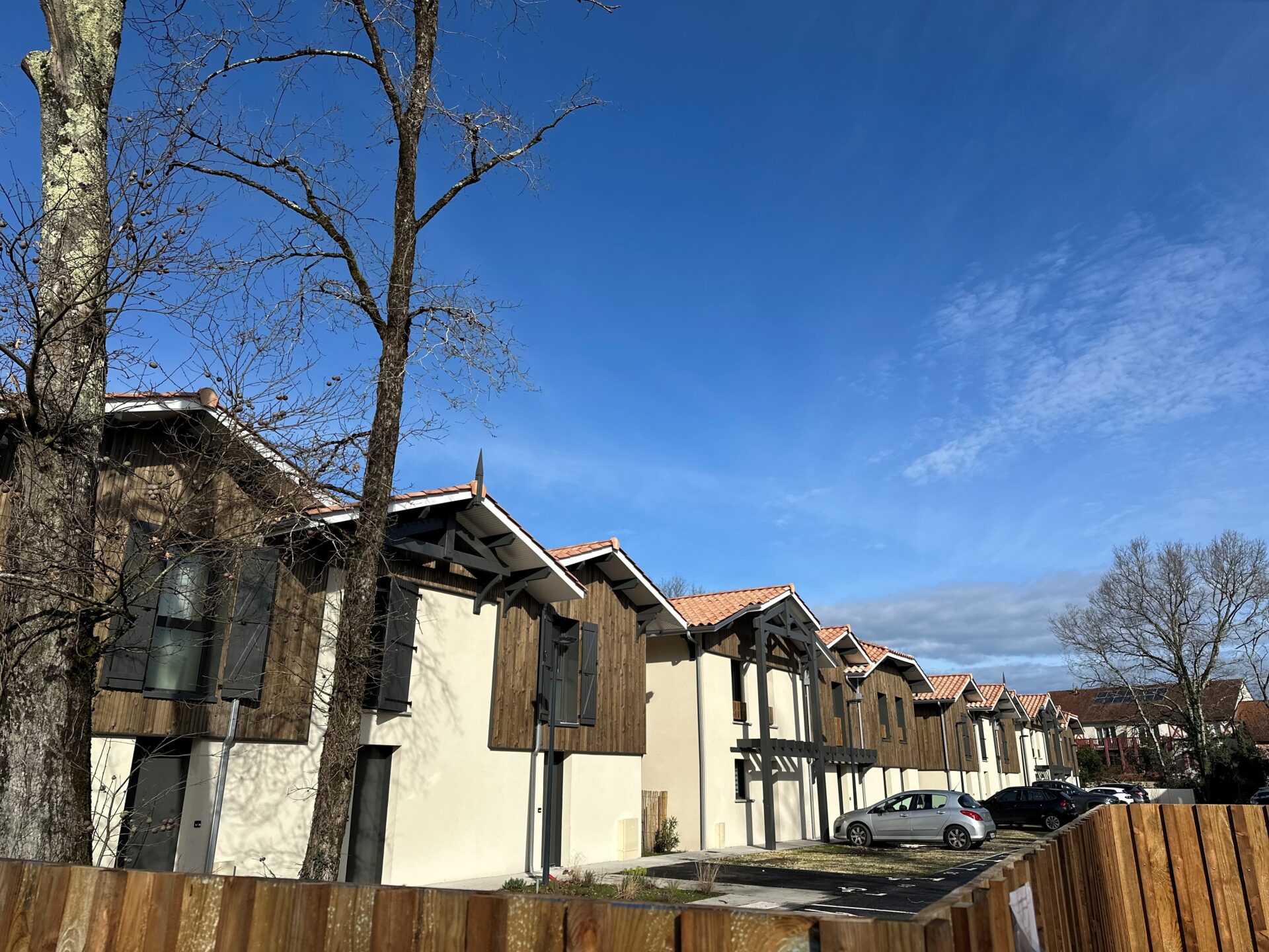 logement en bois, ciel bleu