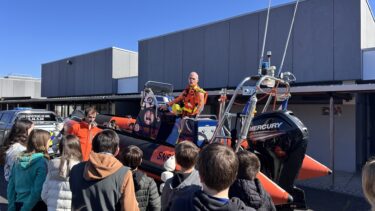 Atelier SNSM avec une classe d'élèves de 5e qui écouté les instruction du moniteurs