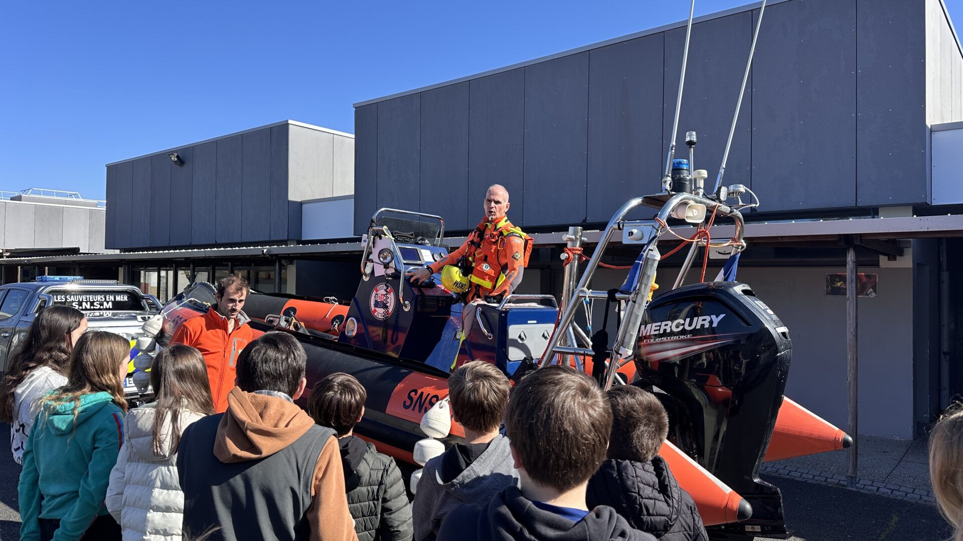 Atelier SNSM avec une classe d'élèves de 5e qui écouté les instruction du moniteurs