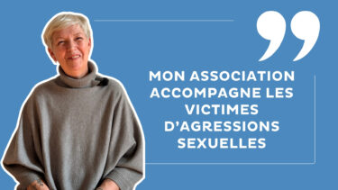 corine aubert, femme souriante avec les cheveux blancs et courts et un pull gris, sur fond bleu avec la mention "mon association accompagne les victimes d’agressions sexuelles"
