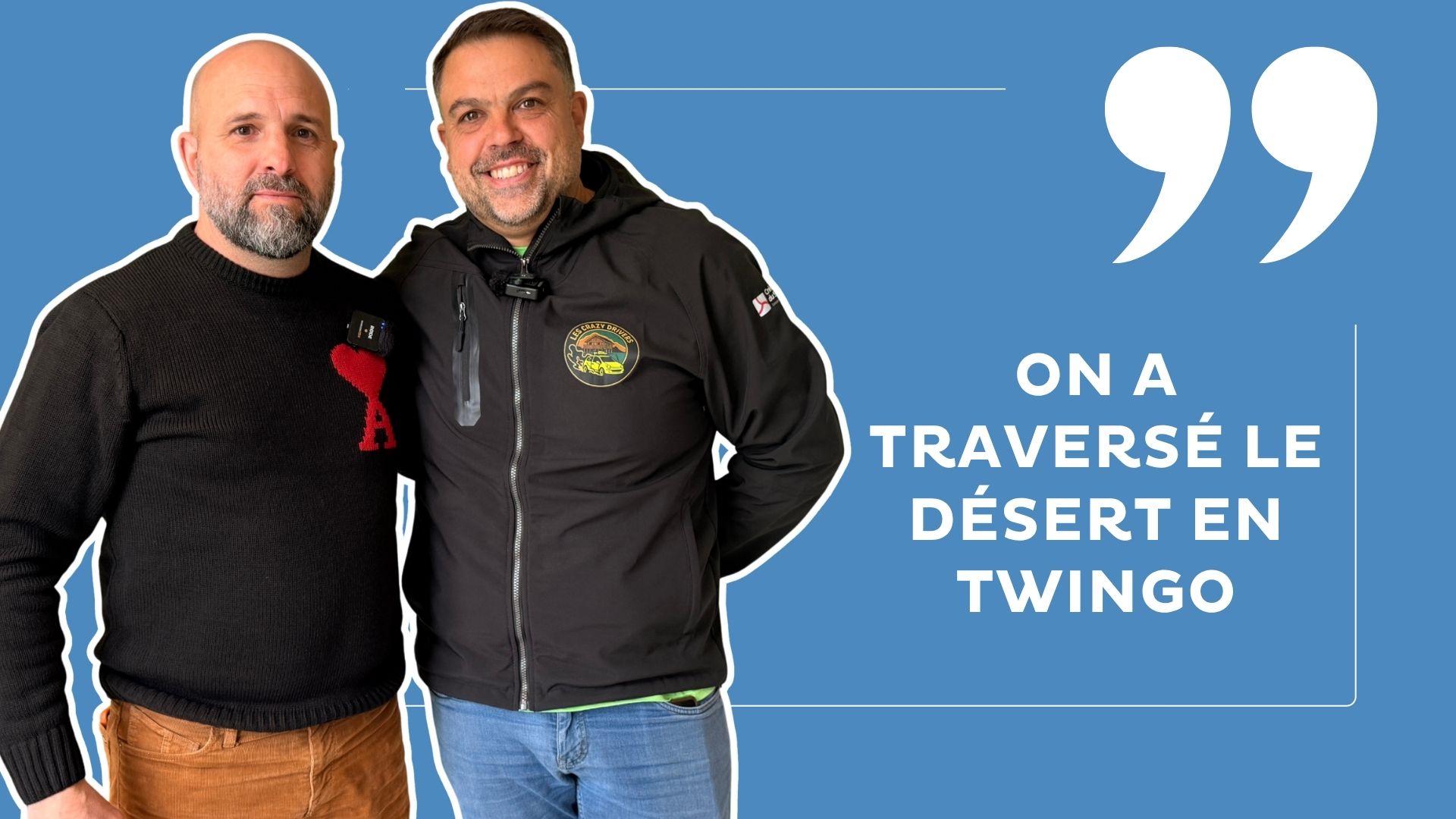 deux hommes en vestes noires posent devant un fond bleu. Texte : On a traversé le désert en Twingo