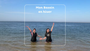 deux jeunes femmes en combinaison de plongée dans l'océan devant la plage de la lagune à La Teste de Buch en hiver sous un beau ciel bleu