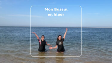 deux jeunes femmes en combinaison de plongée dans l'océan devant la plage de la lagune à La Teste de Buch en hiver sous un beau ciel bleu
