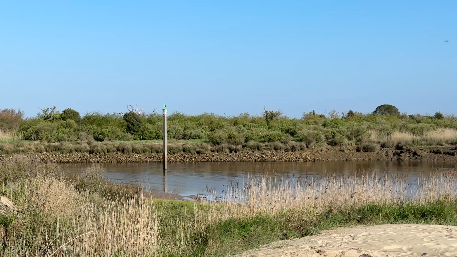 un paysage de landes, rivière et près salés