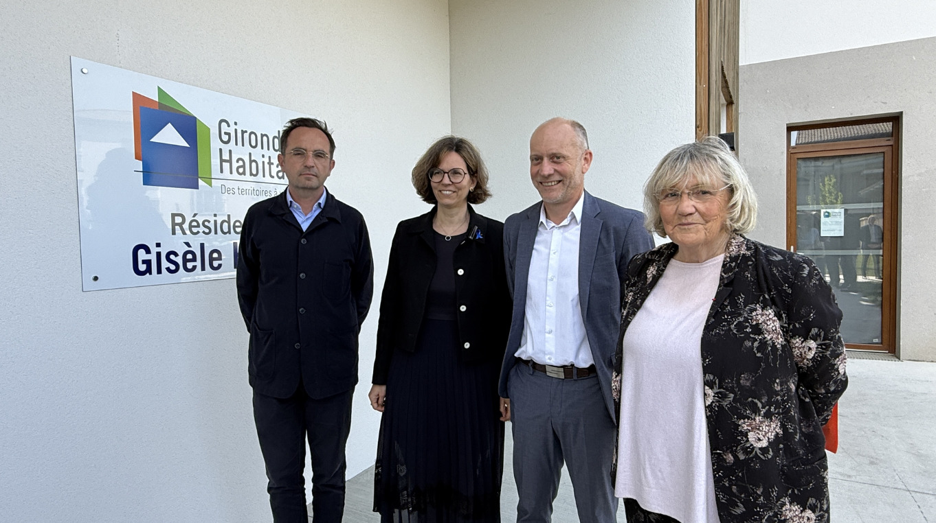 Quatre personnes posent pour une photo, alignées de gauche à droite : Loïc Ballongue, maire de Lanton ; Camille Galliard-Minier, ministre de l’Autonomie et des Personnes handicapées ; Cédric Pain, maire de Mios ; et Martine Jardiné, vice-présidente du Conseil départemental de la Gironde et présidente de Gironde Habitat.