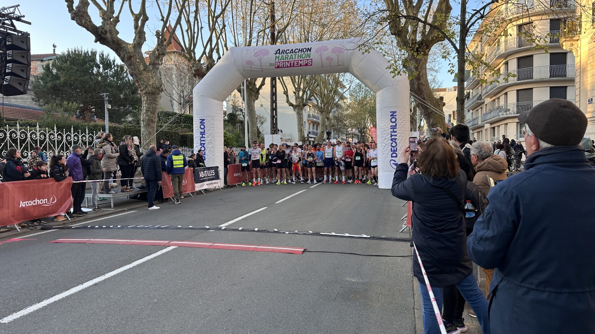 Départ du marathon d'Arcachon, devant l'Olympia. Plus de 5000 participants.