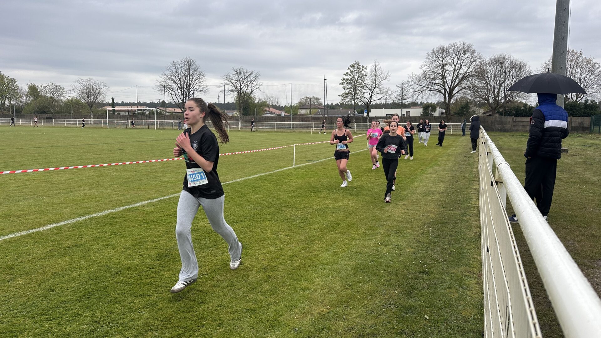 élèves en train de courir sur un terrain à marcheprime pour la course solidaire
