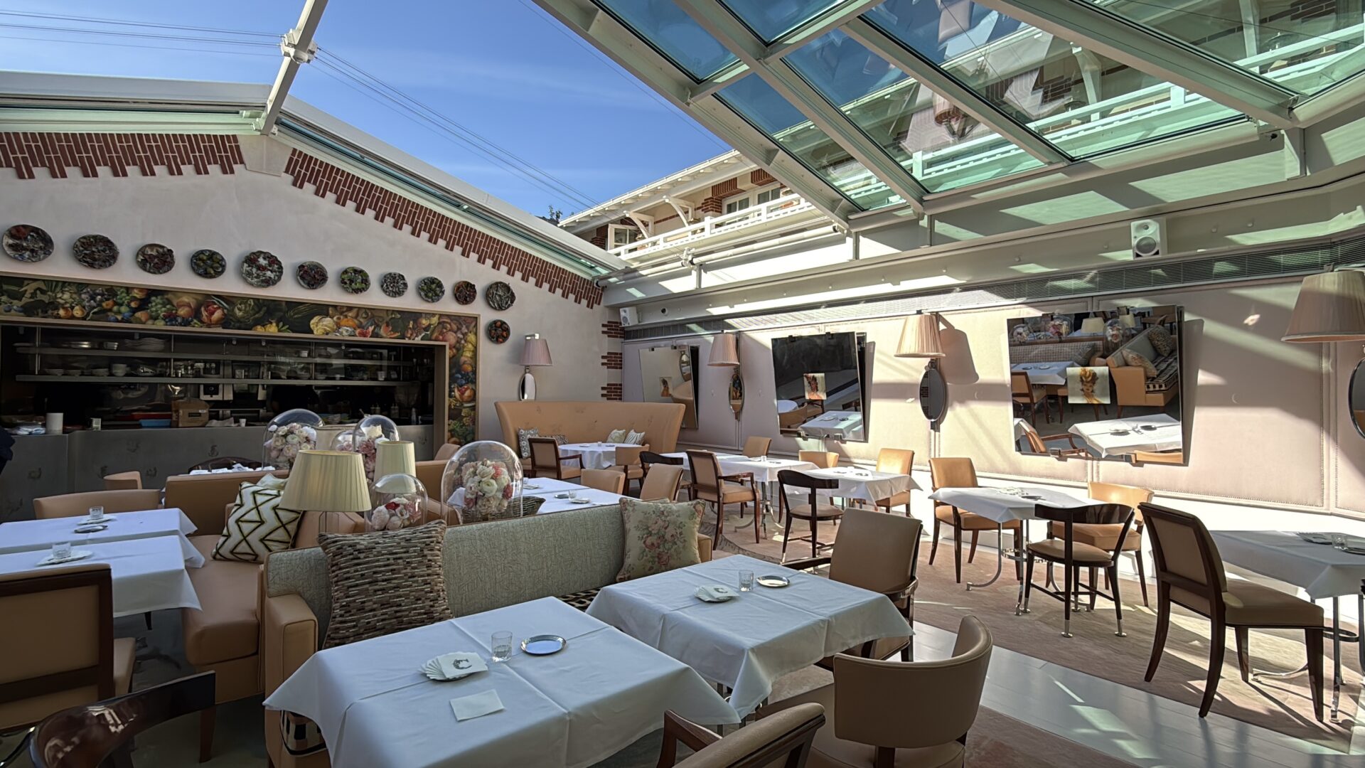 interieur d'un hotel : une salle de restaurant avec un verrière ouverte en toiture