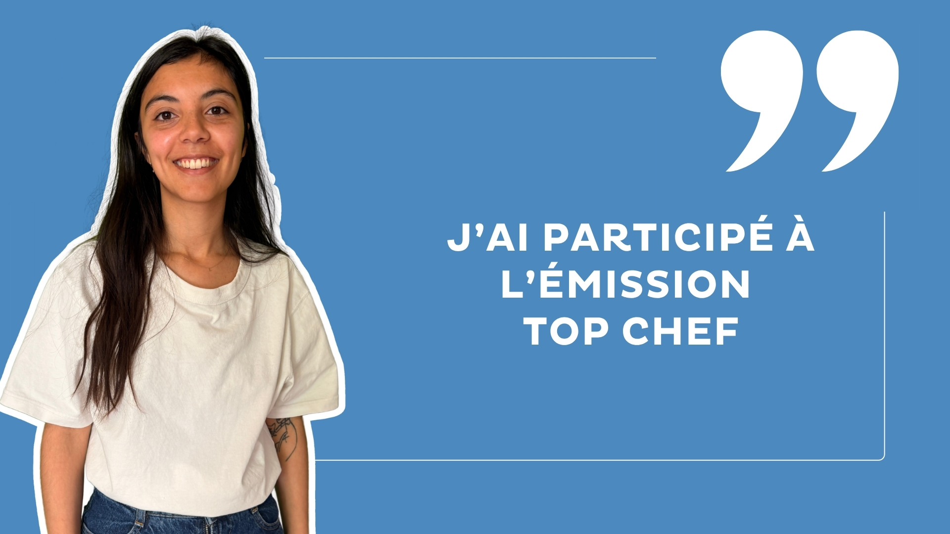 léa vautier participante à Top chef : jeune femme brune souriante qui porte un tee shirt blanc sur un fond bleu avec la mention "j'ai participé à top chef"