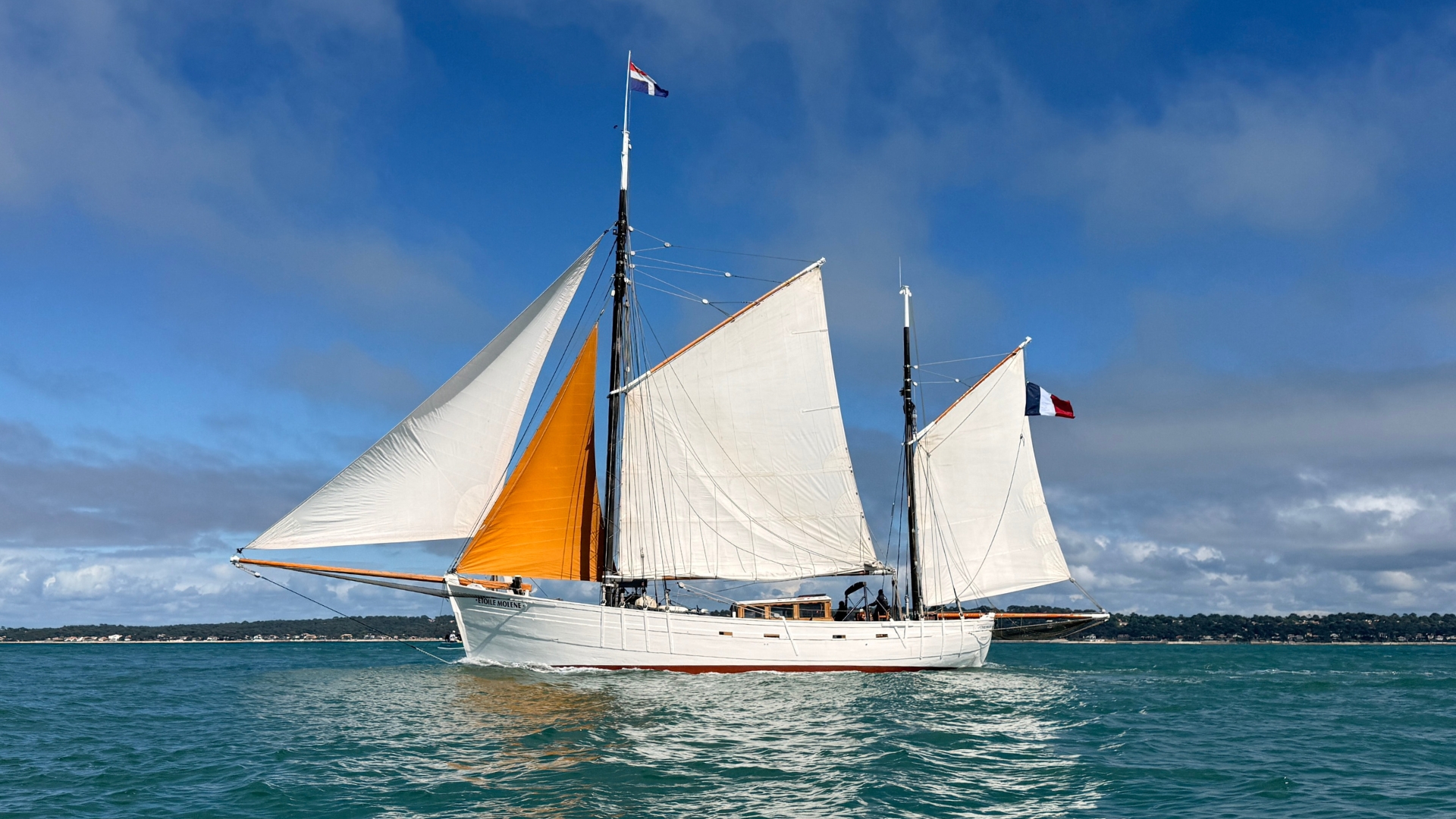 bateau Étoile Molène sur l'eau par un ciel bleu