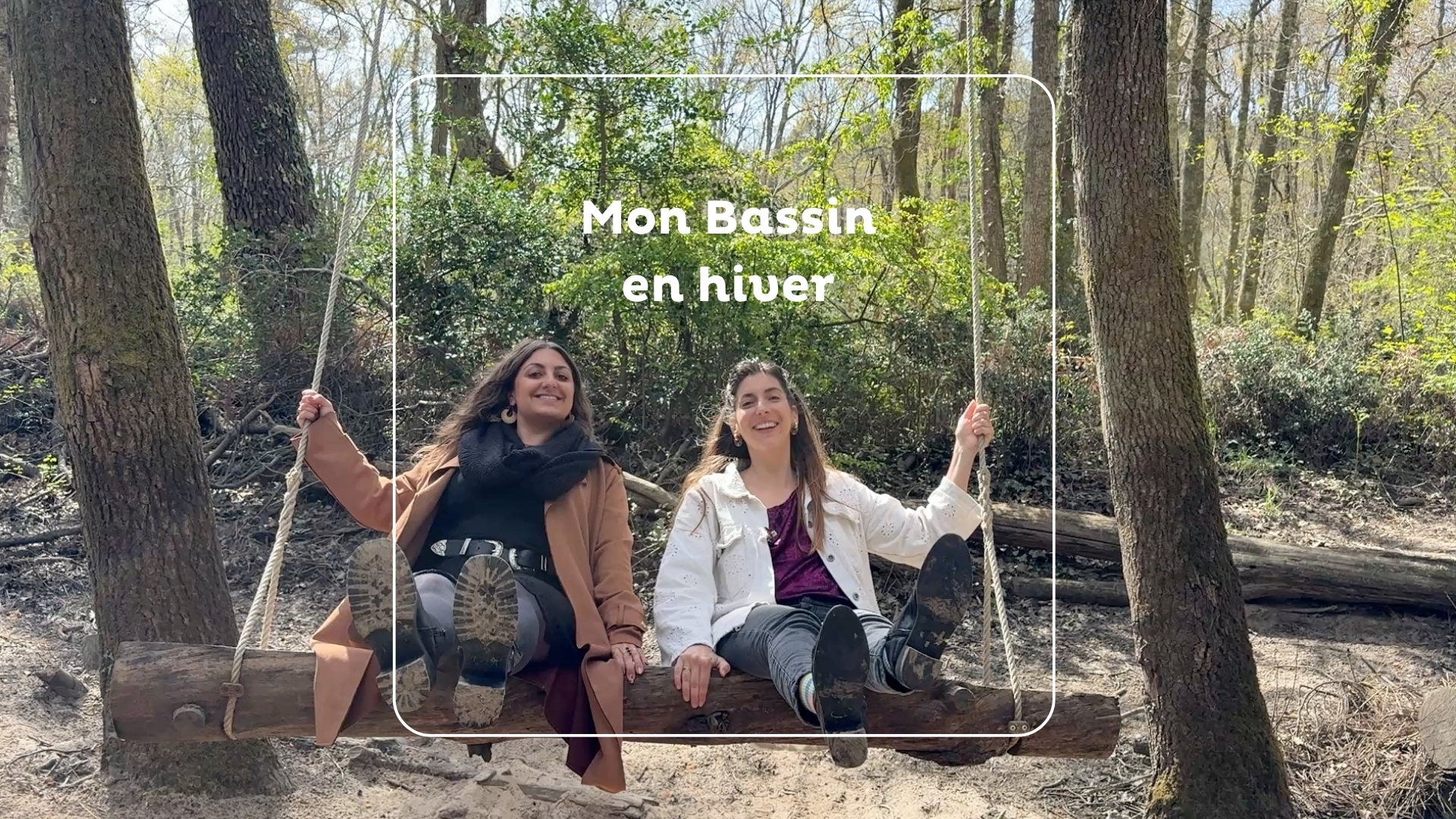 deux jeunes femmes sur une balançoire en bois dans la forêt