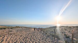 Dune de sable face à la mer au coucher du soleil