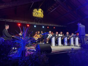 une scène avec des musiciens