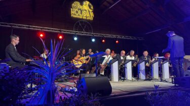 une scène avec des musiciens