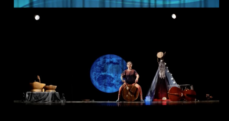 un spectacle avec un lune et une tente sur scene