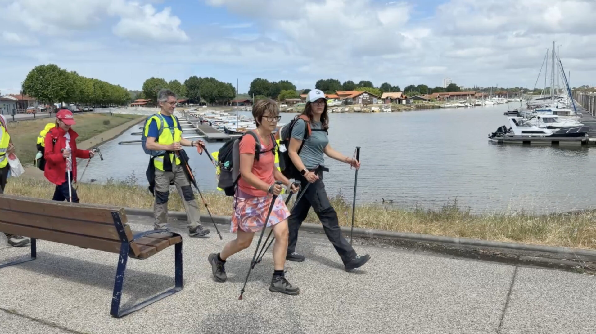 Des marcheurs à pied devant un port