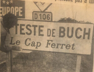 Vielle photo d'un article de press emontrant un panneau de circulation commune de La Teste de Buch- quartier : Le cap ferret