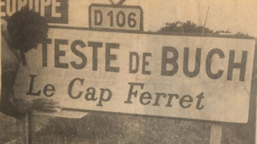 Vielle photo d'un article de press emontrant un panneau de circulation commune de La Teste de Buch- quartier : Le cap ferret