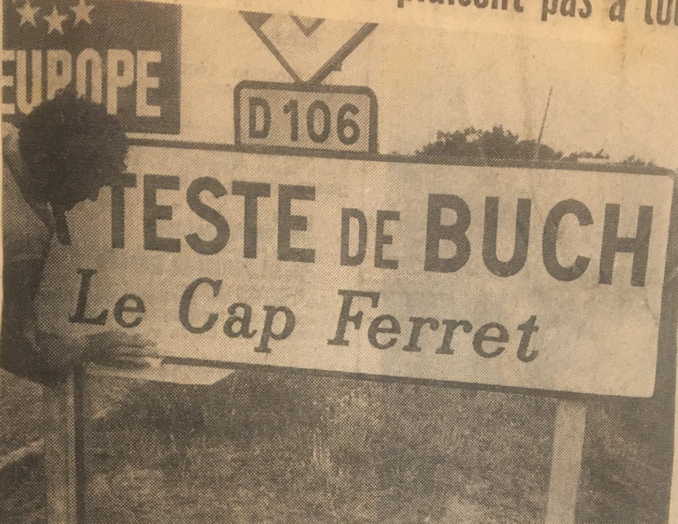 Vielle photo d'un article de press emontrant un panneau de circulation commune de La Teste de Buch- quartier : Le cap ferret