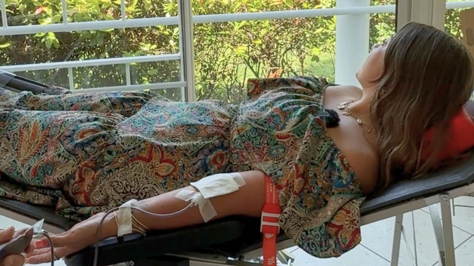 jeune femme allongée qui donne son sang