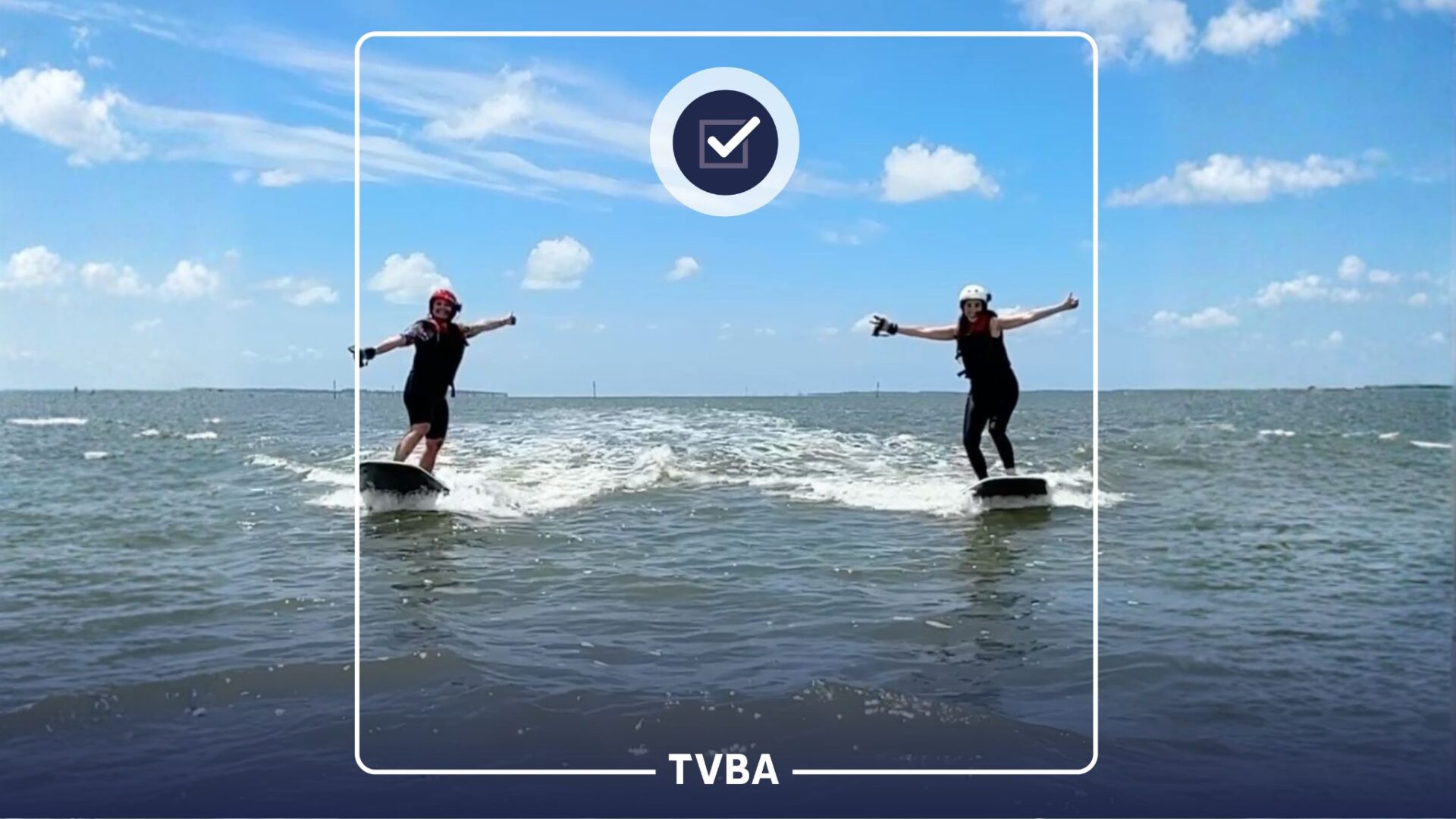 deux jeunes femmes sur des planches de surf électrique entourée par la mer