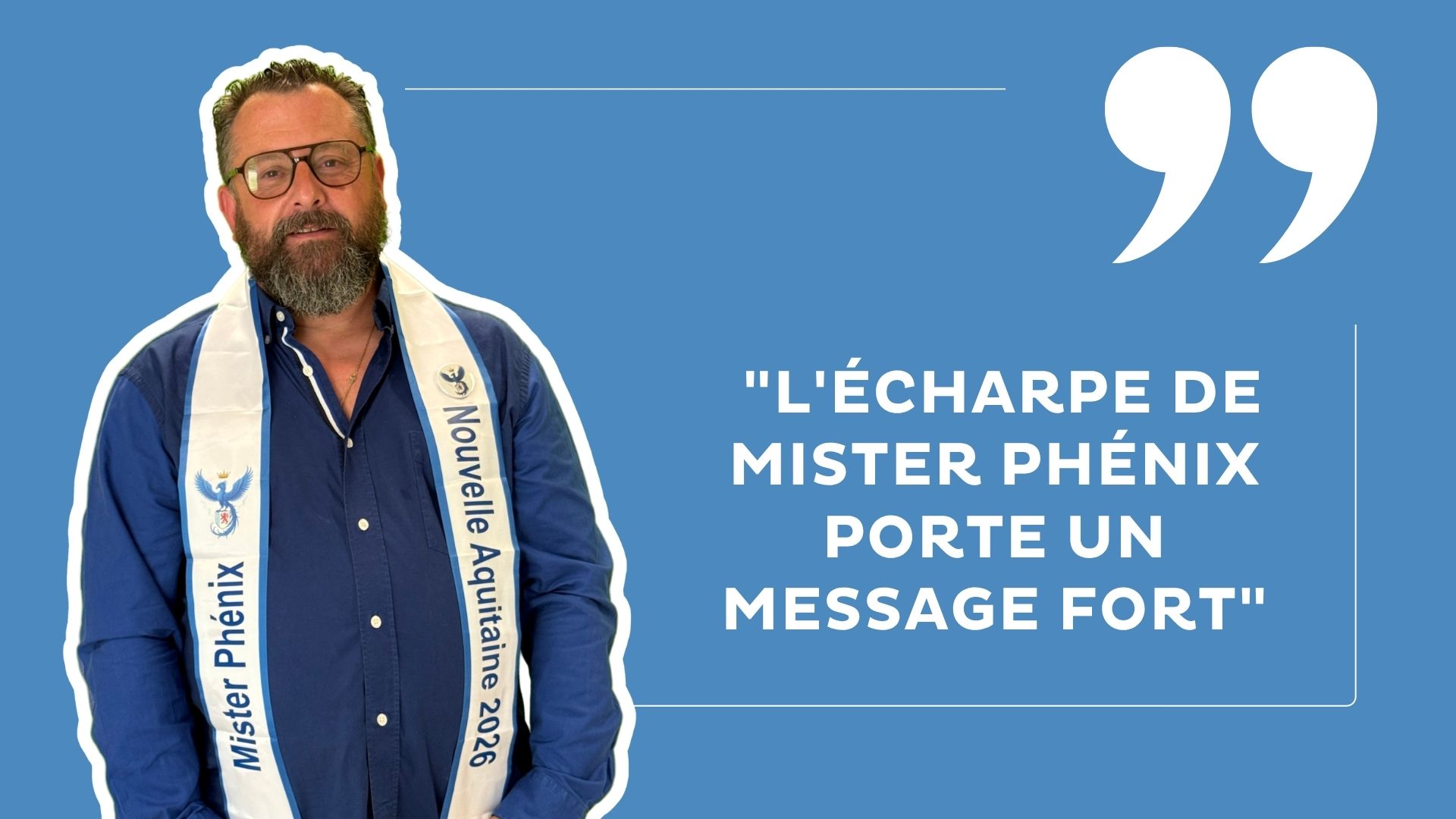 un homme en chemise bleue avec une echarpe "mister" phénix. Sur fond bleu, un texte : l'écharpe de Mister Phénix porte un message fort